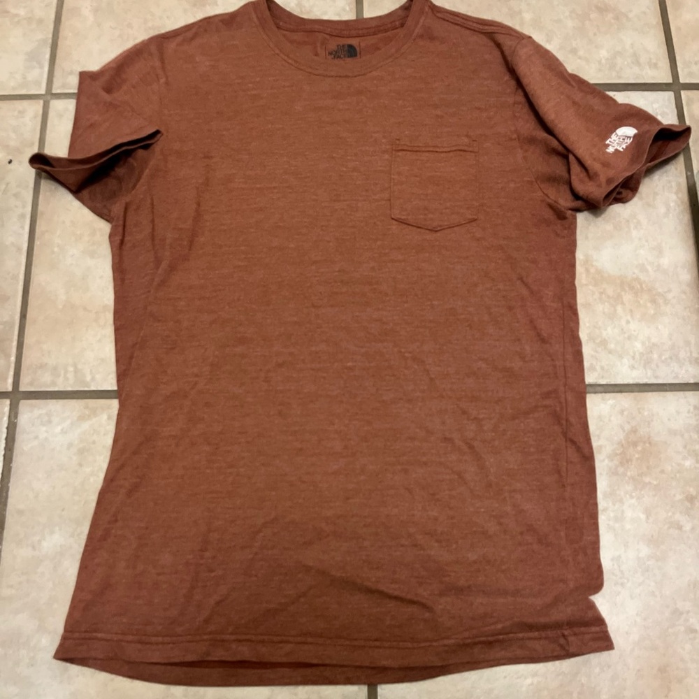The North Face Men's Rust one pocket Short Sleeve Tee